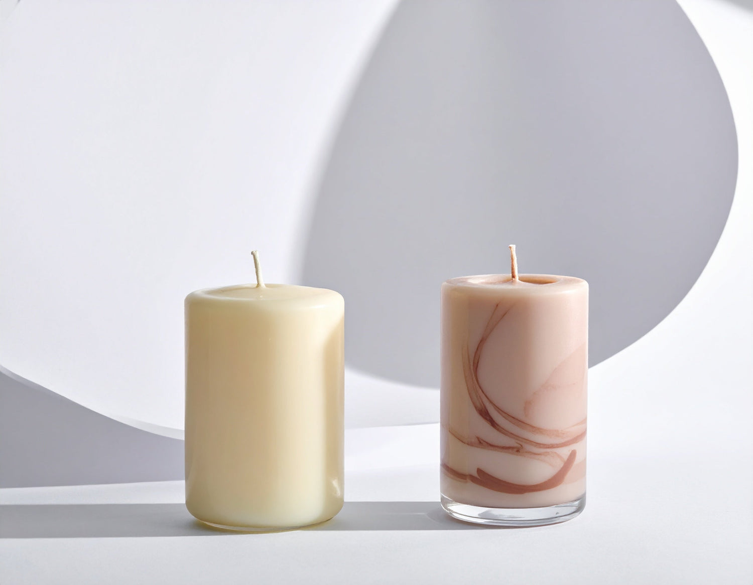Candles : Hand -pour scents that spark comfort and calm.